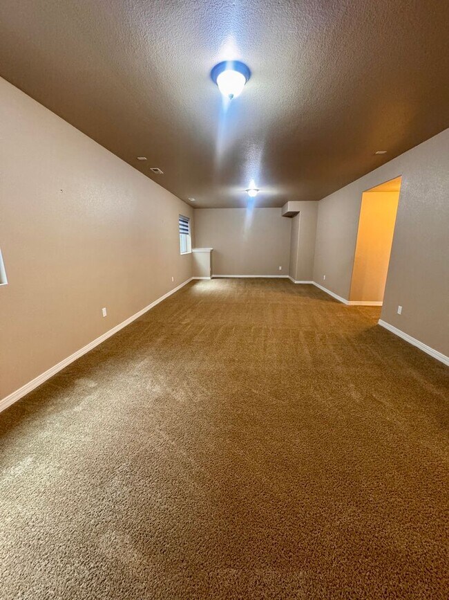 Building Photo - Gorgeous 4 Bedroom Townhome in Briargate