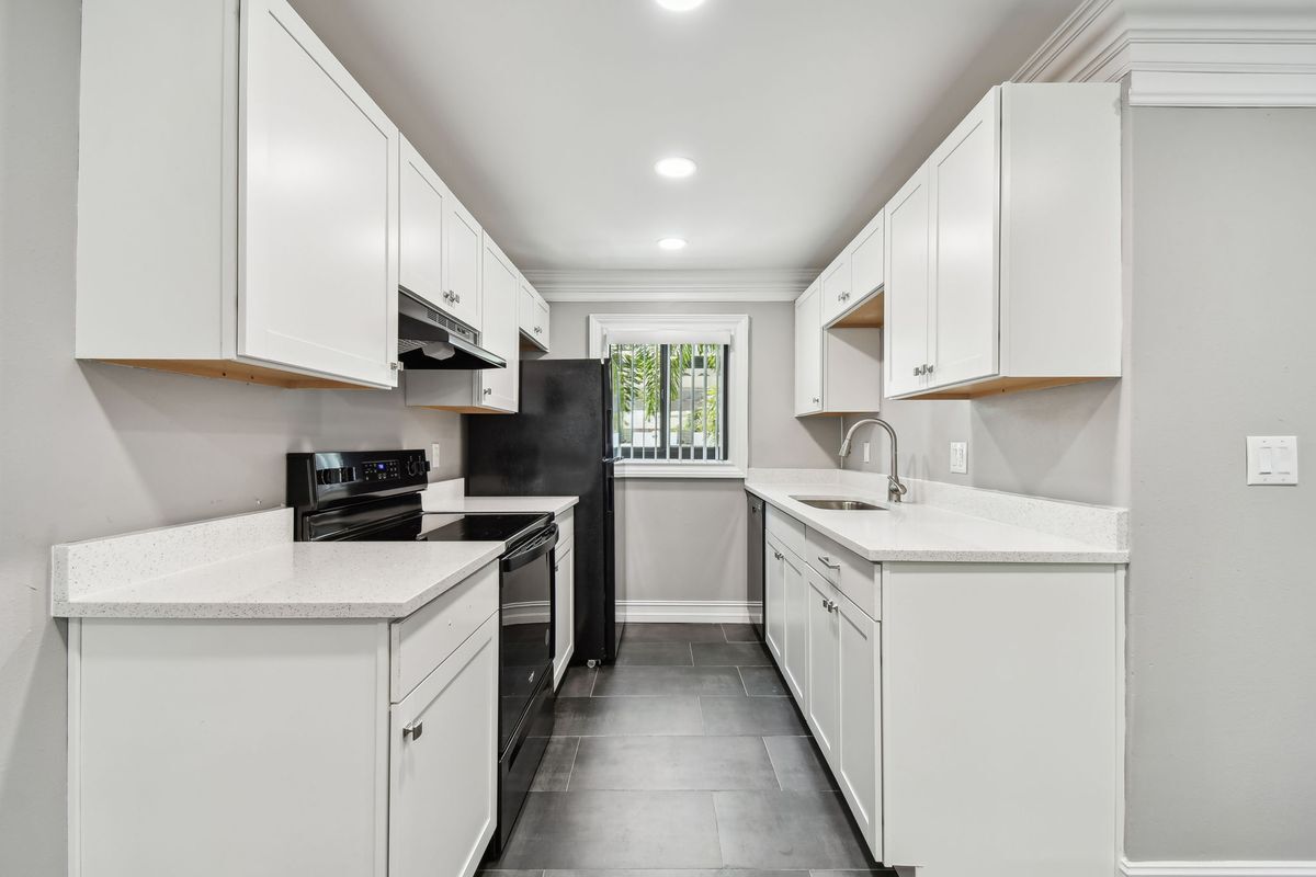 Building Photo - 2942 W Bay Dr