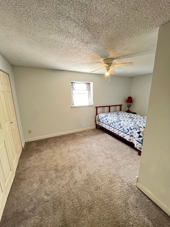 Building Photo - 2 bedroom MINIMALIST'S DREAM / all appliances with office