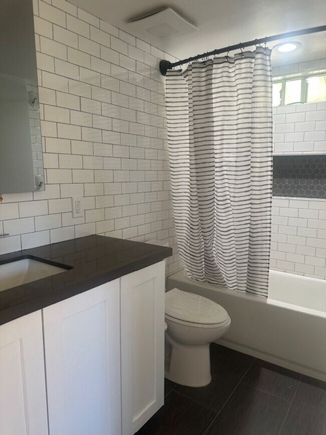 Building Photo - AMAZING INTERIOR 4 BEDROOM / 2 BATHROOM REMODELED HOUSE