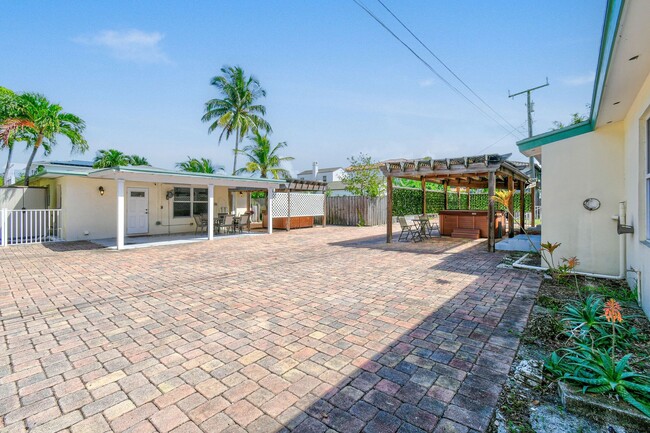 Building Photo - 244 Greymon Dr