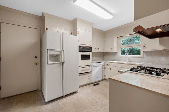 Building Photo - Private Woodway Retreat