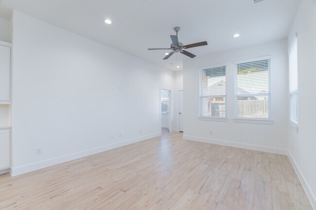 Building Photo - 10747 Pine Pink