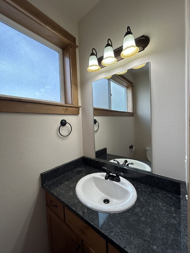 Building Photo - Upgraded 2 Bed, 1.5 Bath Townhouse with St...