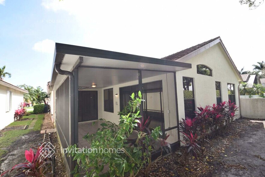 Building Photo - 10213 Lexington Lakes Blvd N