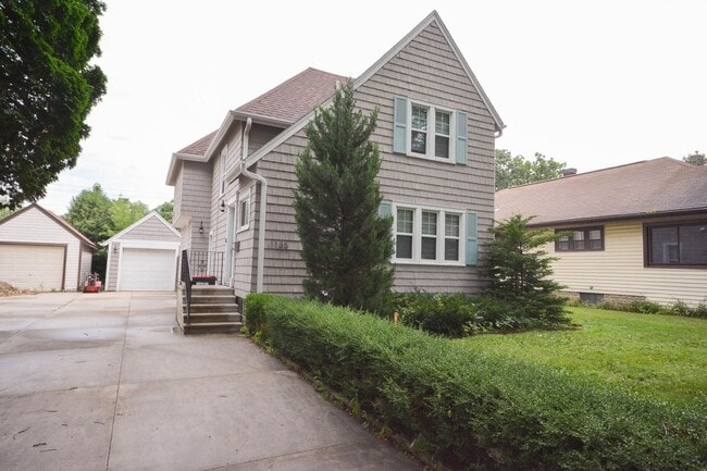 Building Photo - Gorgeous home with classic details in the ...
