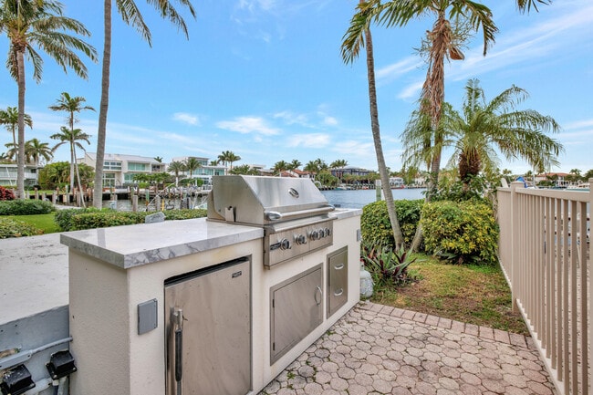Building Photo - 2727 Yacht Club Blvd