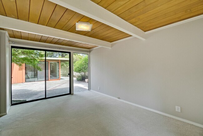 Building Photo - Beautifully Updated 4 Bed, 3 Bath Eichler ...
