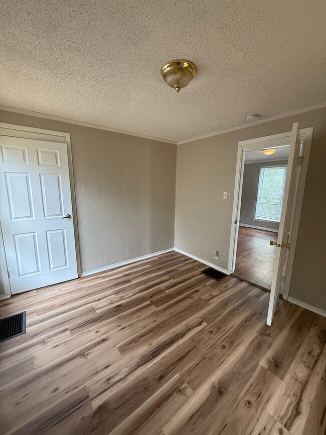 Building Photo - 2 Bed 1 Bath - Off Street Parking/Washer Dryer Hook Up!