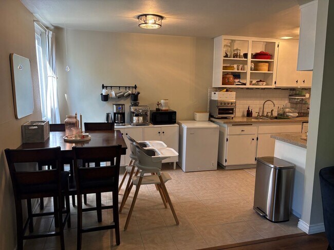 Building Photo - 2+2 Buenaventura Gardens Condo