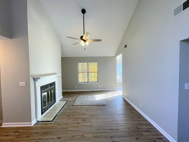 Building Photo - 1085 Stones Throw Dr NW