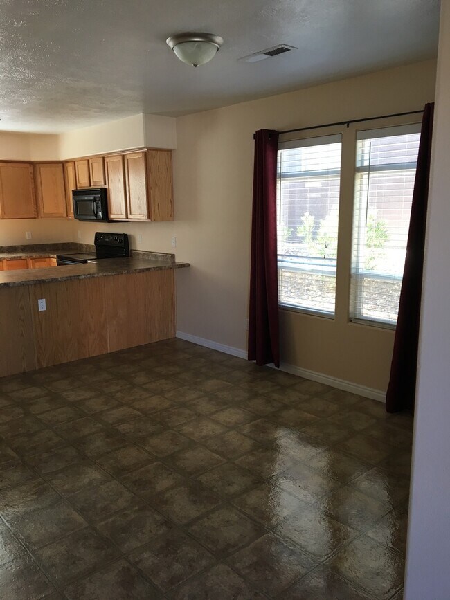 Building Photo - Nice Home in Quiet Community