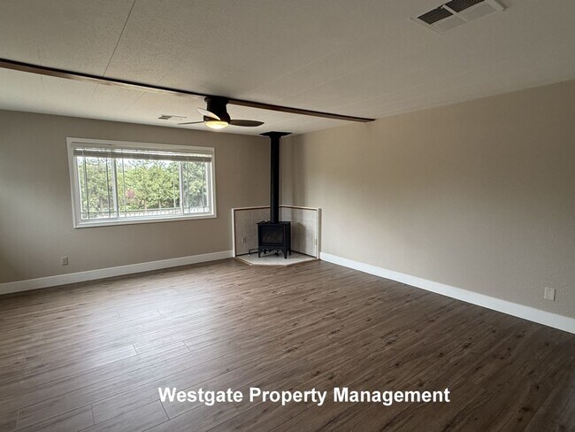 Building Photo - 985 Eastman Ln