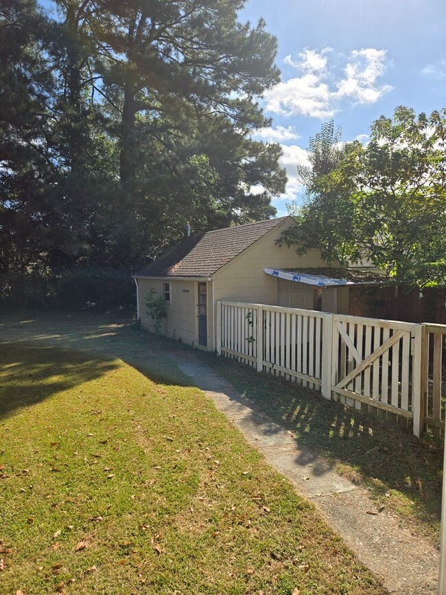 Building Photo - Charming 3-bedroom, 1-bathroom home in Por...