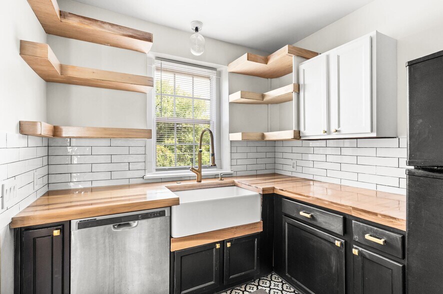 Kitchen - 1112 Clifton Ln