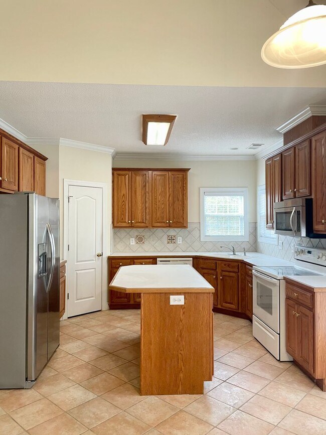 Building Photo - Large Home Settled on Culd-e-sac