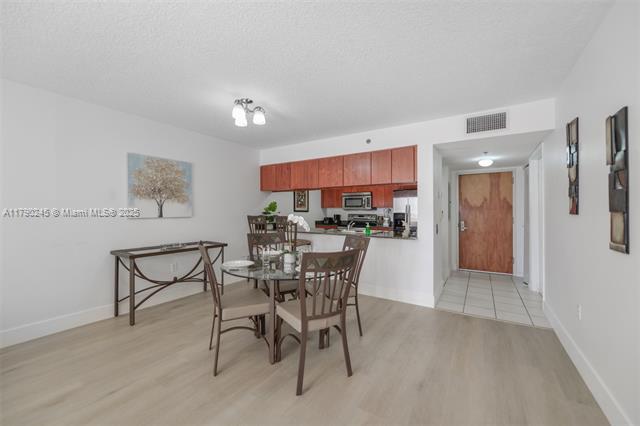 Building Photo - 1200 Brickell Bay Dr