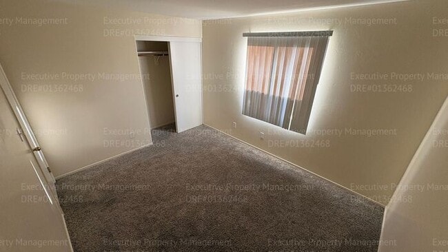 Building Photo - 4 bedroom 2 bathroom split wing home in North Bakersfield