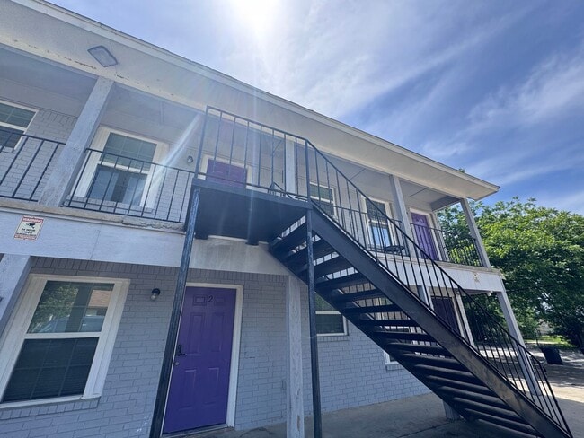 Building Photo - 901 Parmer Ave