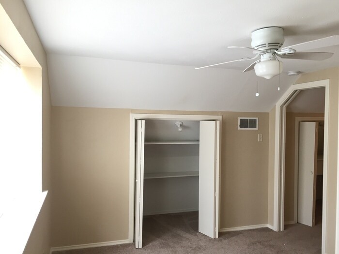 Building Photo - 1718 Glen Alta Dr