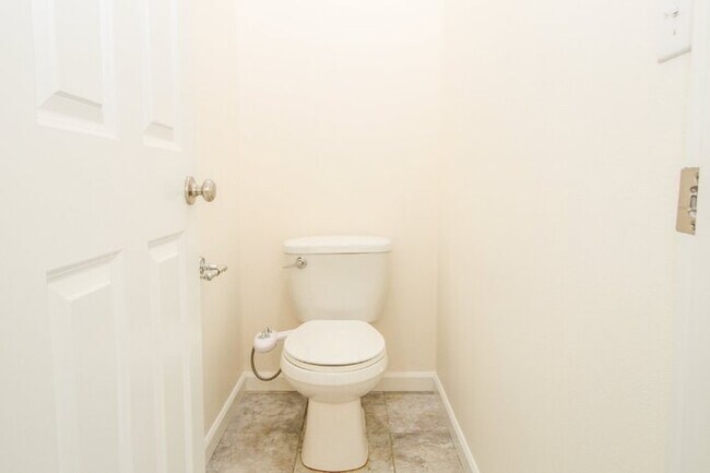 Building Photo - Spacious Rental! 3bed 3bath 2039sf 2 Car Garage A/C + Bonus Room