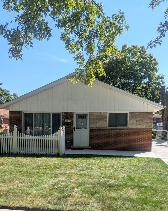 Building Photo - 12816 Royal Grand Ave