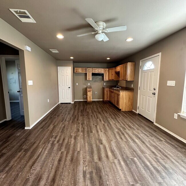 Building Photo - "Charming 2-Bed, 2-Bath Duplex in Lubbock ...