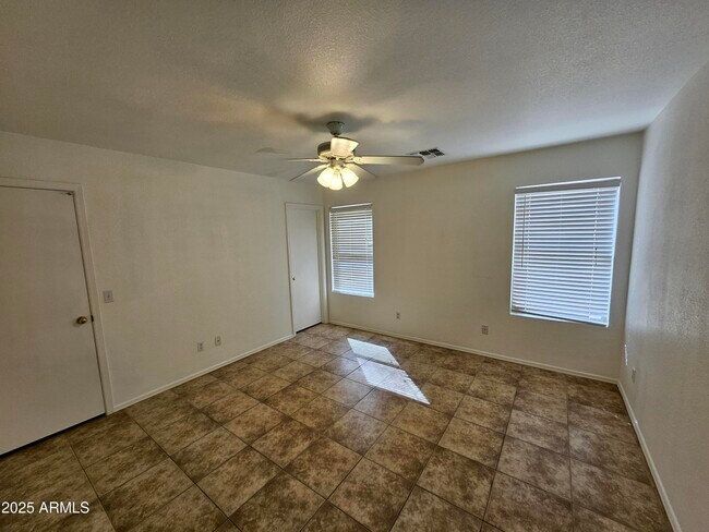 Building Photo - 674 W Kingman Loop