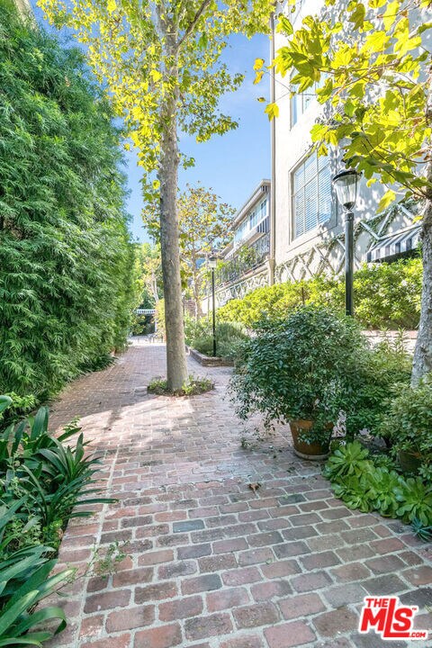 Building Photo - 8727 Shoreham Dr