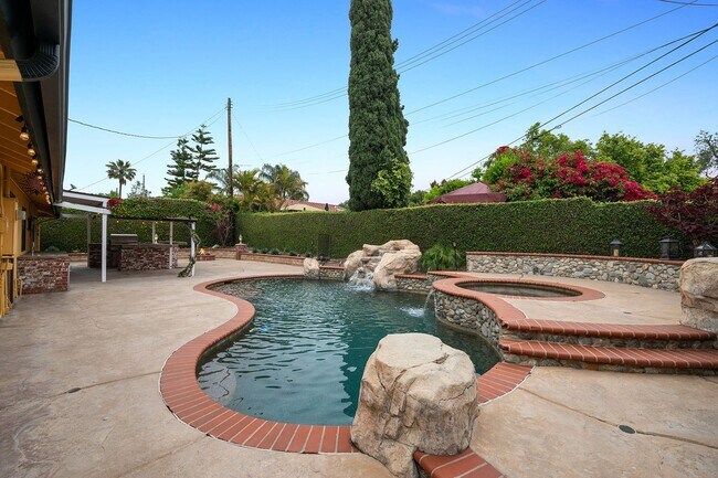 Building Photo - **724 E Cypress Ave Glendora** 4 bedroom 2 bath !!2 weeks free OAC!!