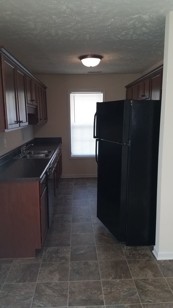 Building Photo - 3700 Woodcliff Dr