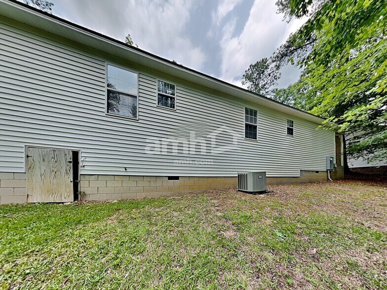 Building Photo - 221 Dogwood Ave