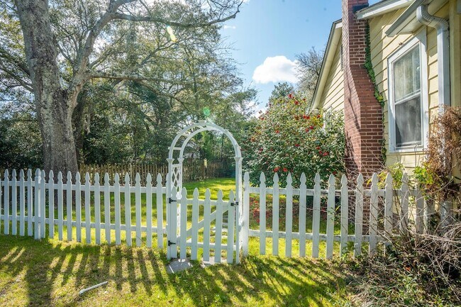 Building Photo - 1235 Ashley Hall Rd