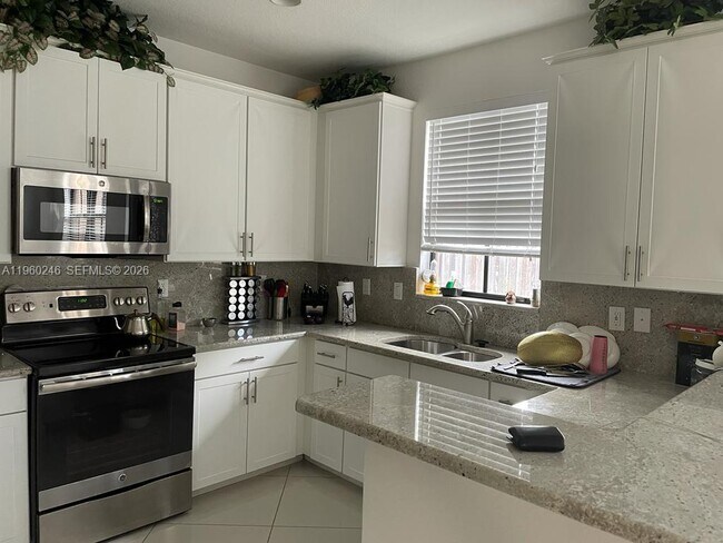 Building Photo - 9602 Town Parc Cir S