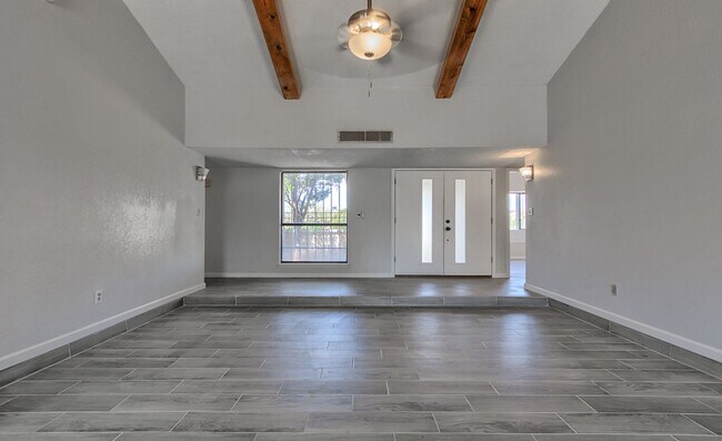 Building Photo - Spacious family home in a great neighborhood