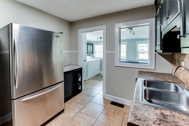 Building Photo - 432 27th St