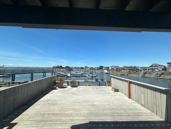 Building Photo - Move-In Special! 1/2 Month off Rent! 2 Bed 2 Bath Waterfront Condo in Sandy Point