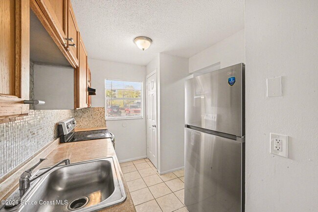 Building Photo - 1734 Avocado Ave