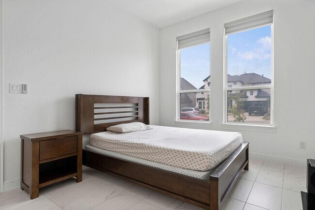 Building Photo - 920 Villa Rialto View