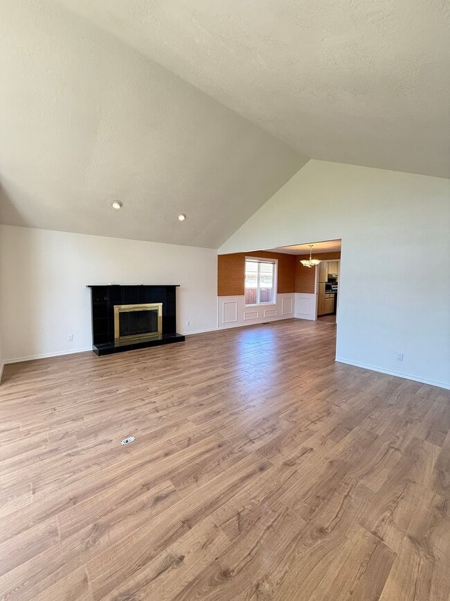 Building Photo - Immaculate 3 bedroom, 2 bath home in desirable Medford Neighborhood!