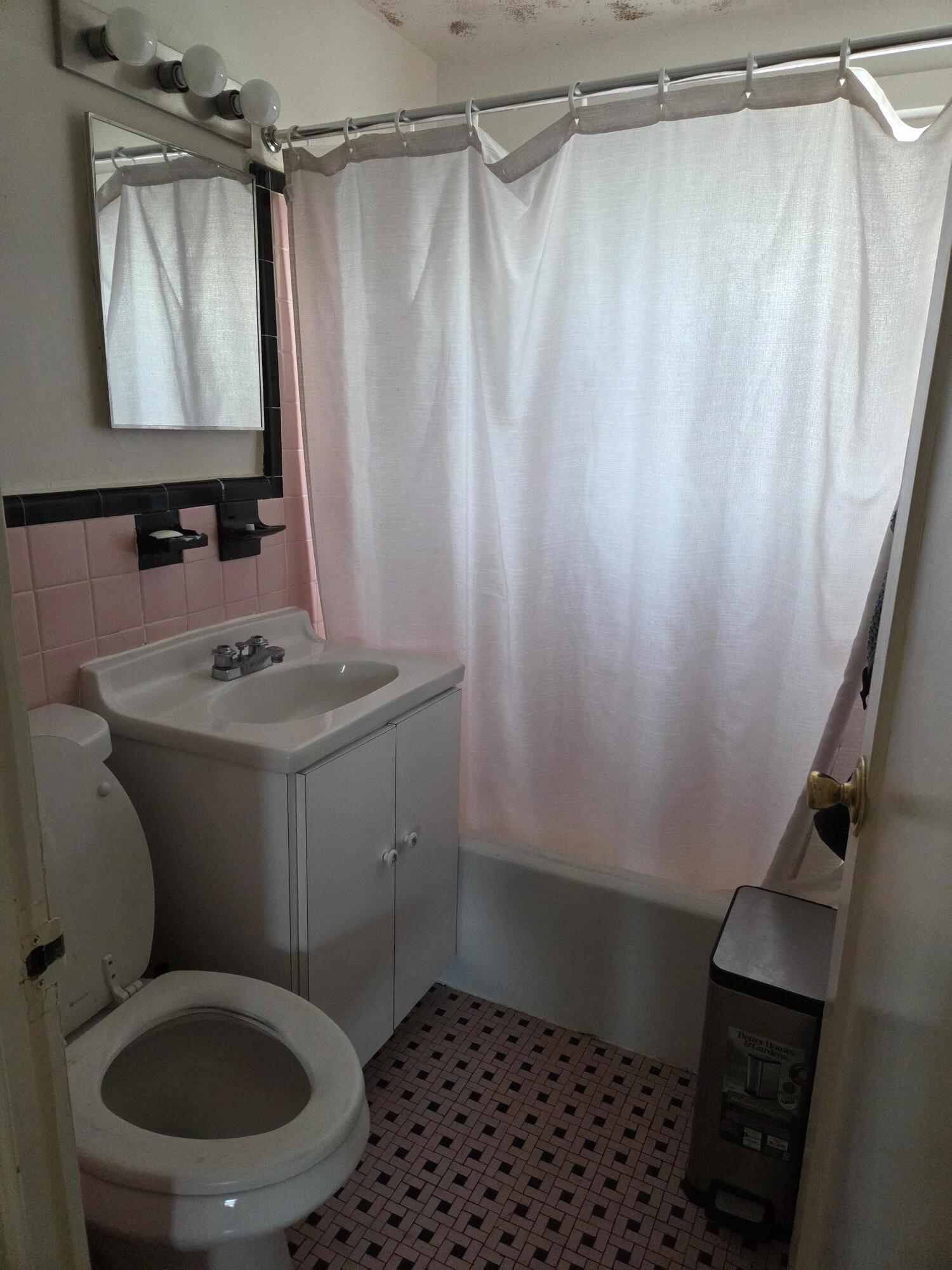 Building Photo - 413 Paderewski Ave