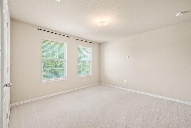 Building Photo - New Braunfels Beauty with plenty of SPACE!