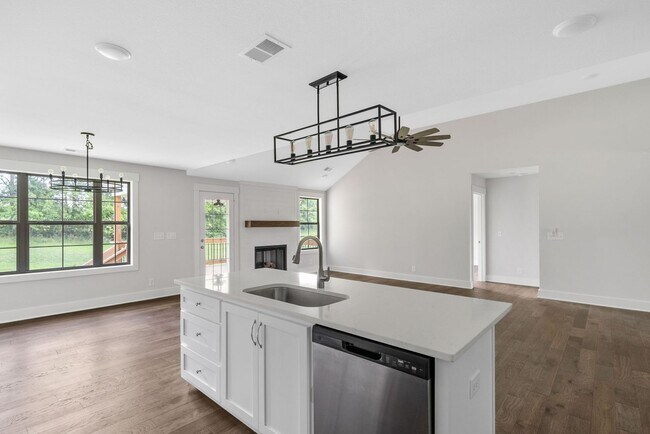Building Photo - Modern Ranch Rental Near Rossview!