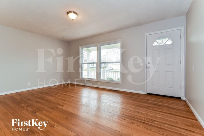 Building Photo - 370 Falcon Dr