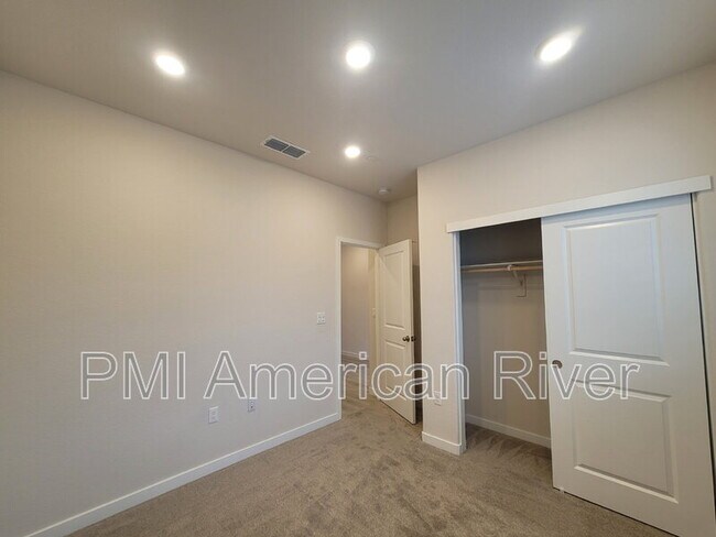 Building Photo - 5033 Rialto Dr