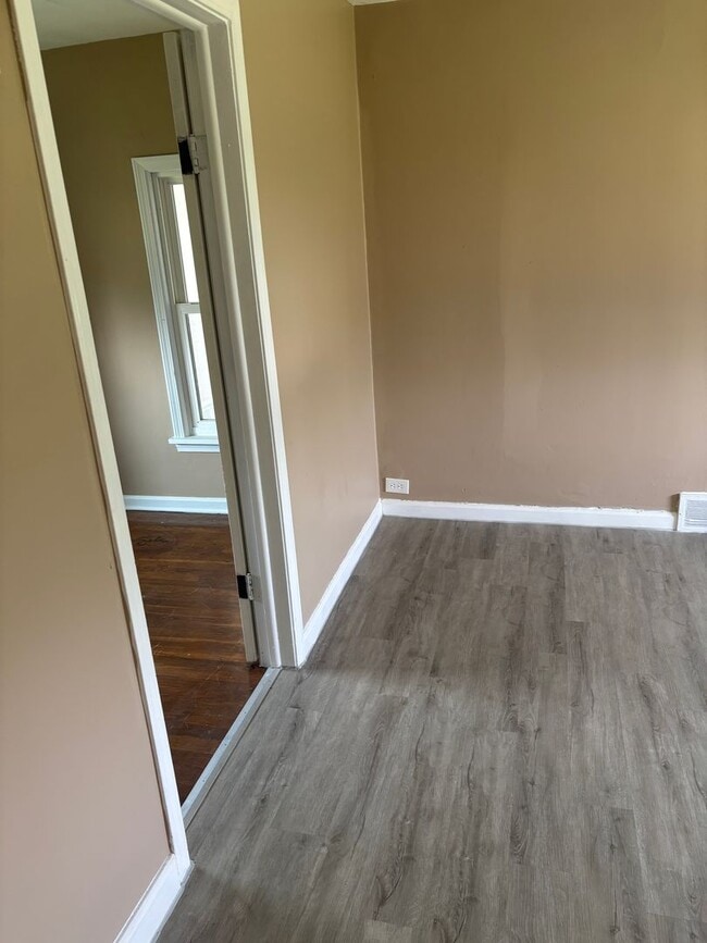 Building Photo - Section 8 welcome, 4bd 2 bath