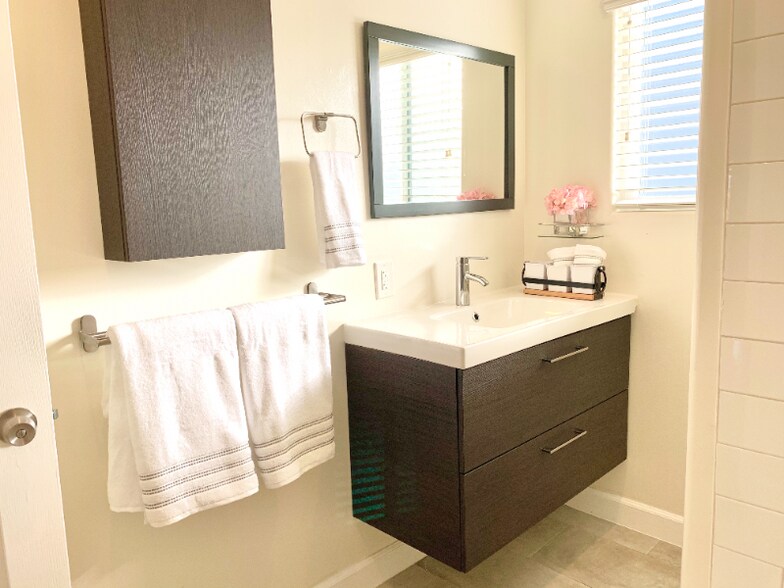 Building Photo - 819 S Grand View St