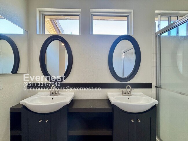 Building Photo - 3-Bedroom, 2.5-Bathroom Home with Modern A...