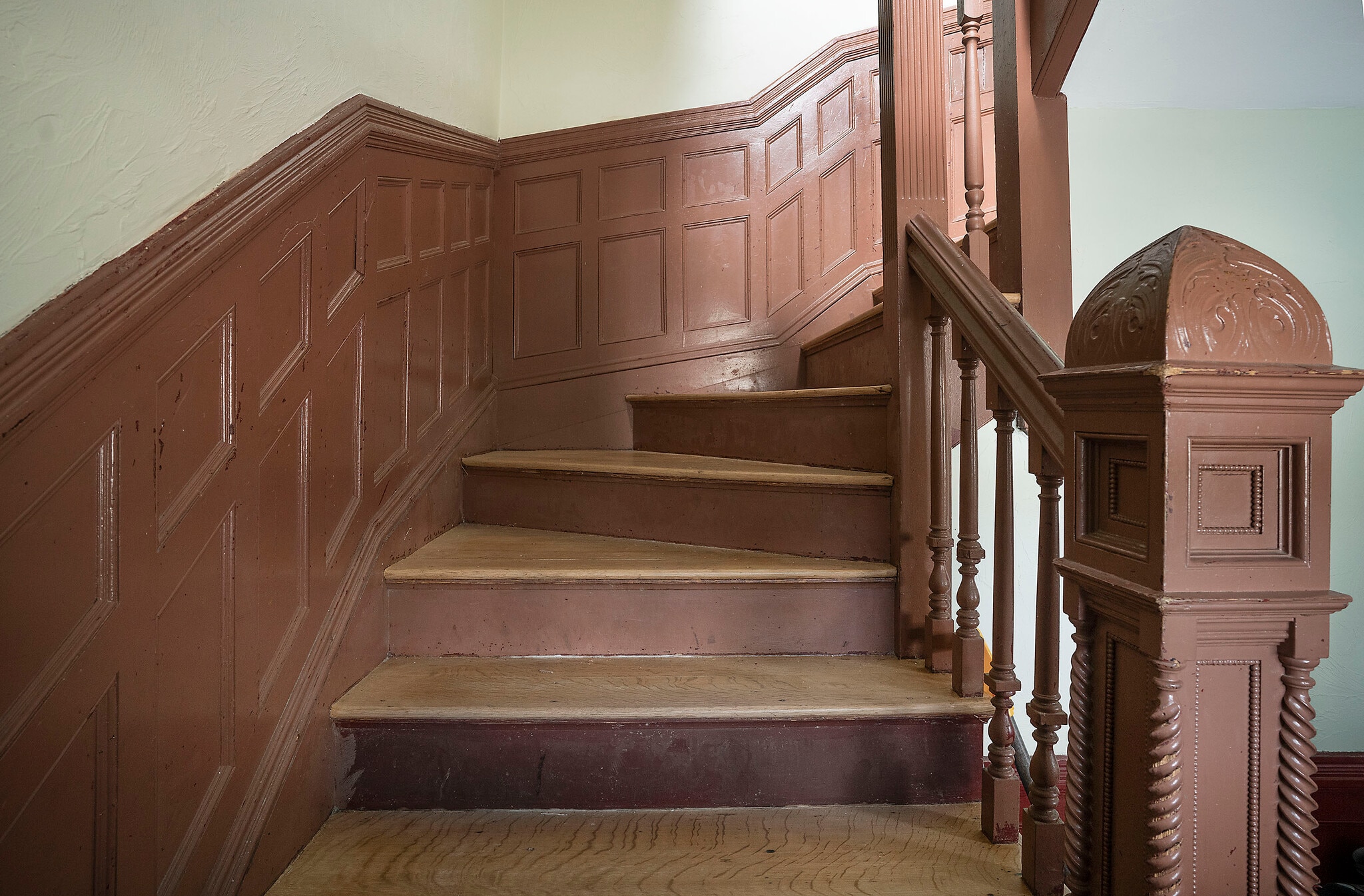 Main stairway - 18 Magnolia Sq