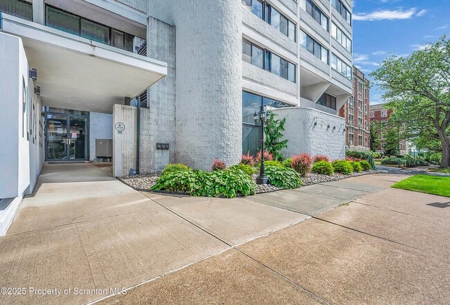 Building Photo - 550 Clay Ave
